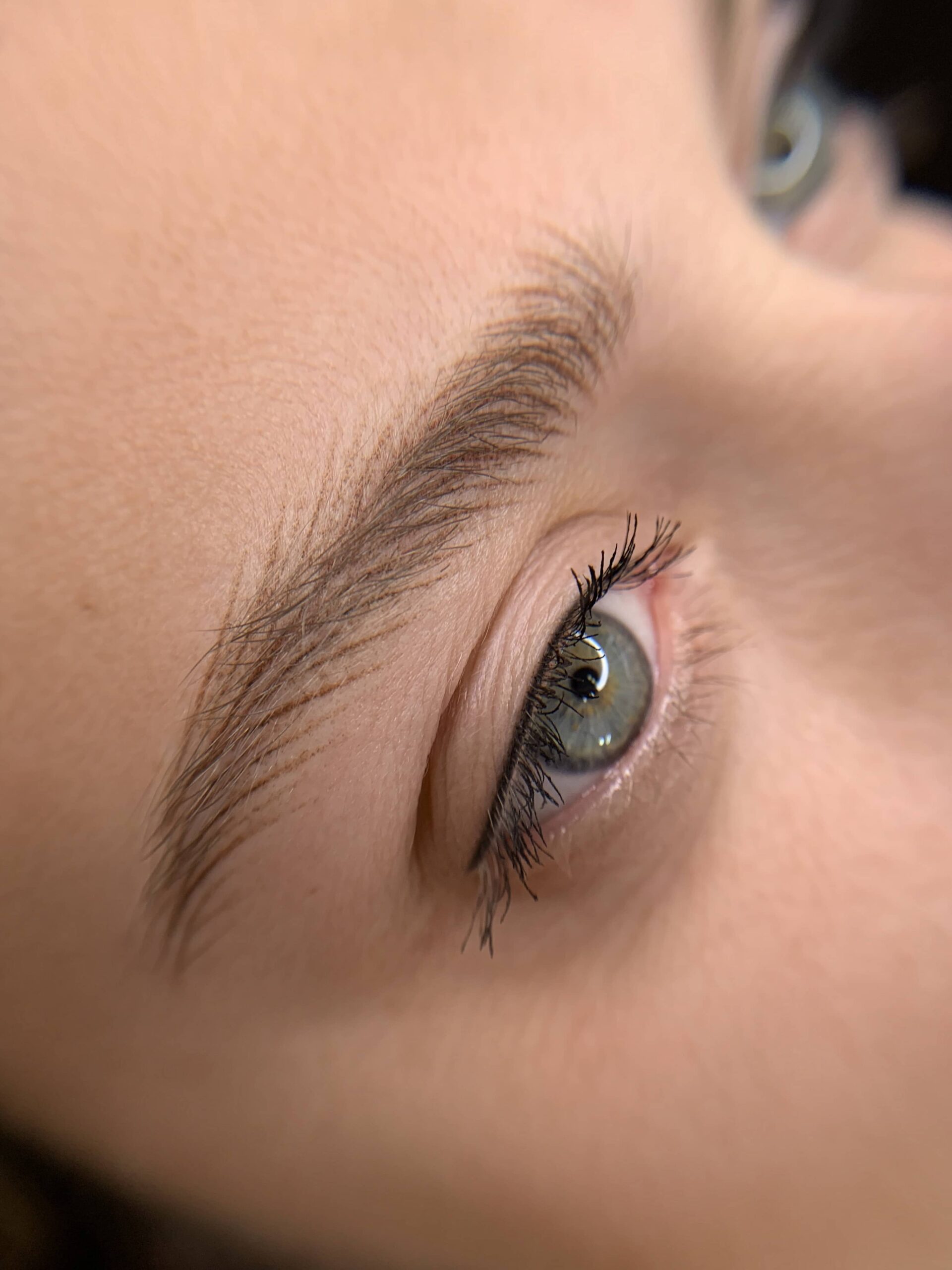 Microblading sopracciglia effetto pelo naturale