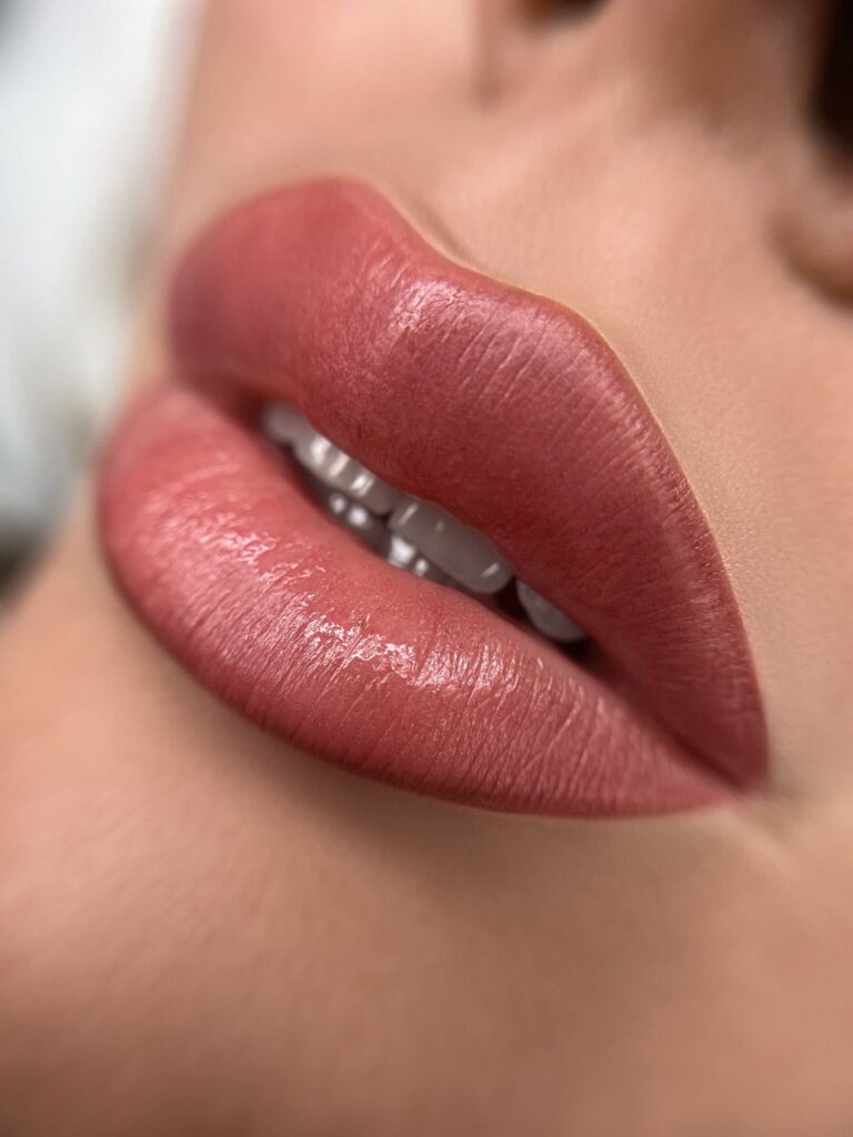 Trucco permanente labbra effetto rossetto naturale – lavoro di Chiara Zagallo