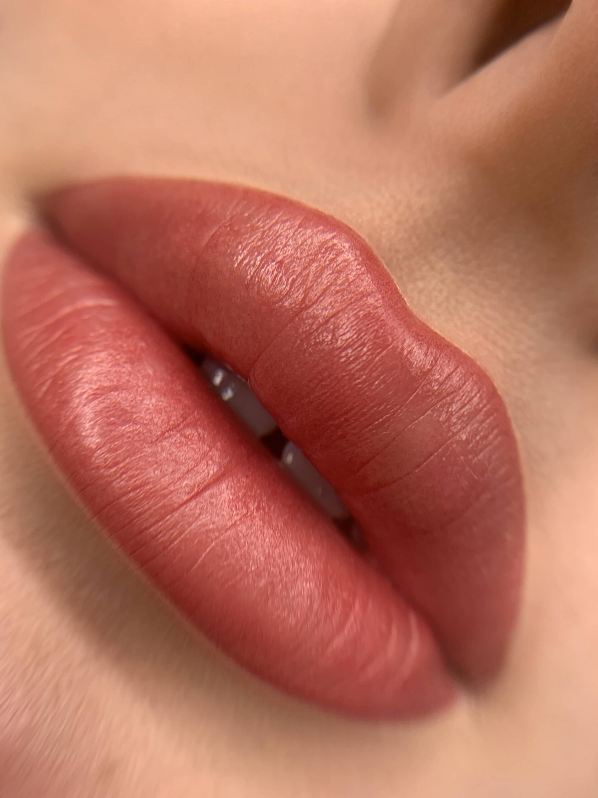 Trucco permanente labbra rosso corallo, primo piano