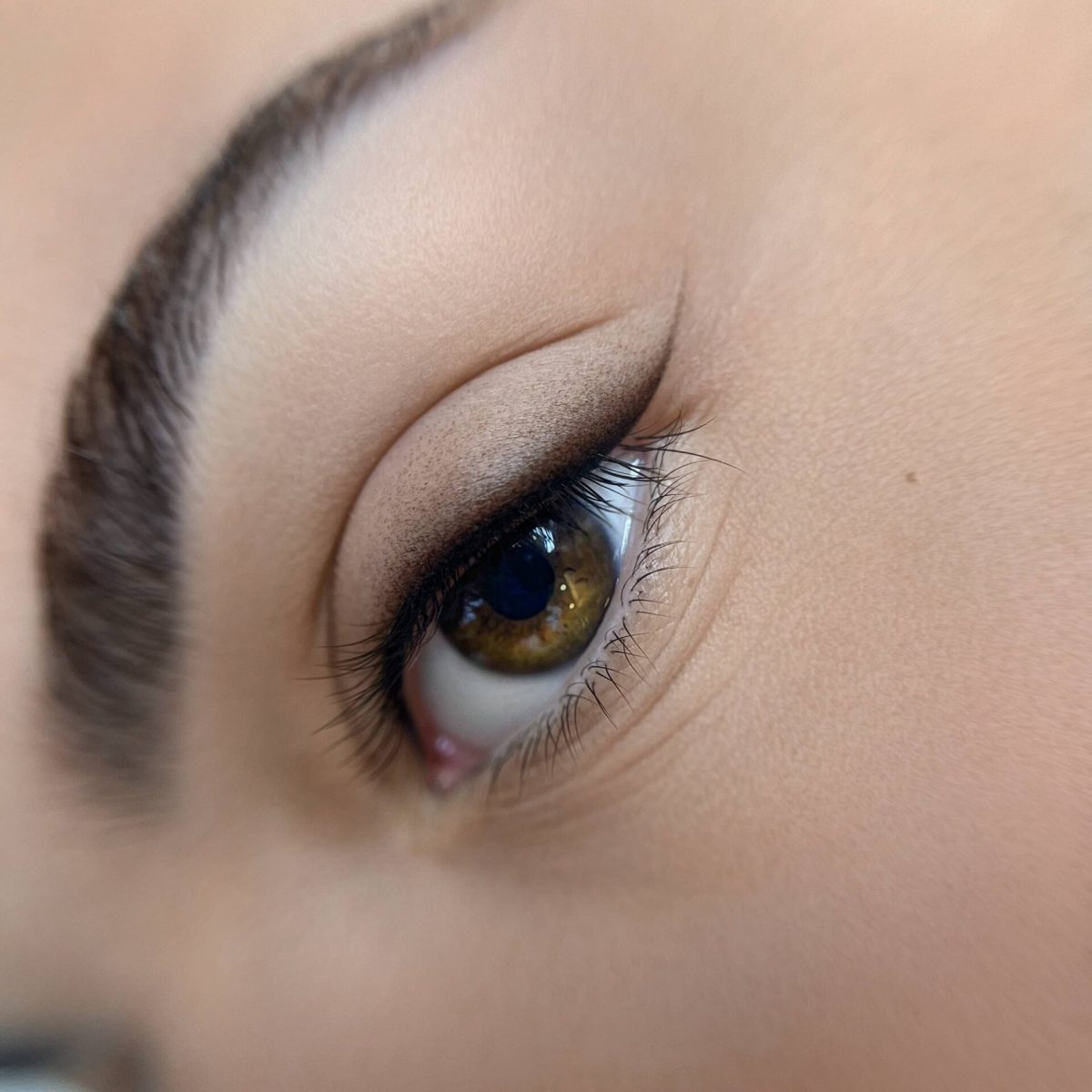 Eyeliner permanente sfumato e infracigliare, primo piano dell'occhio