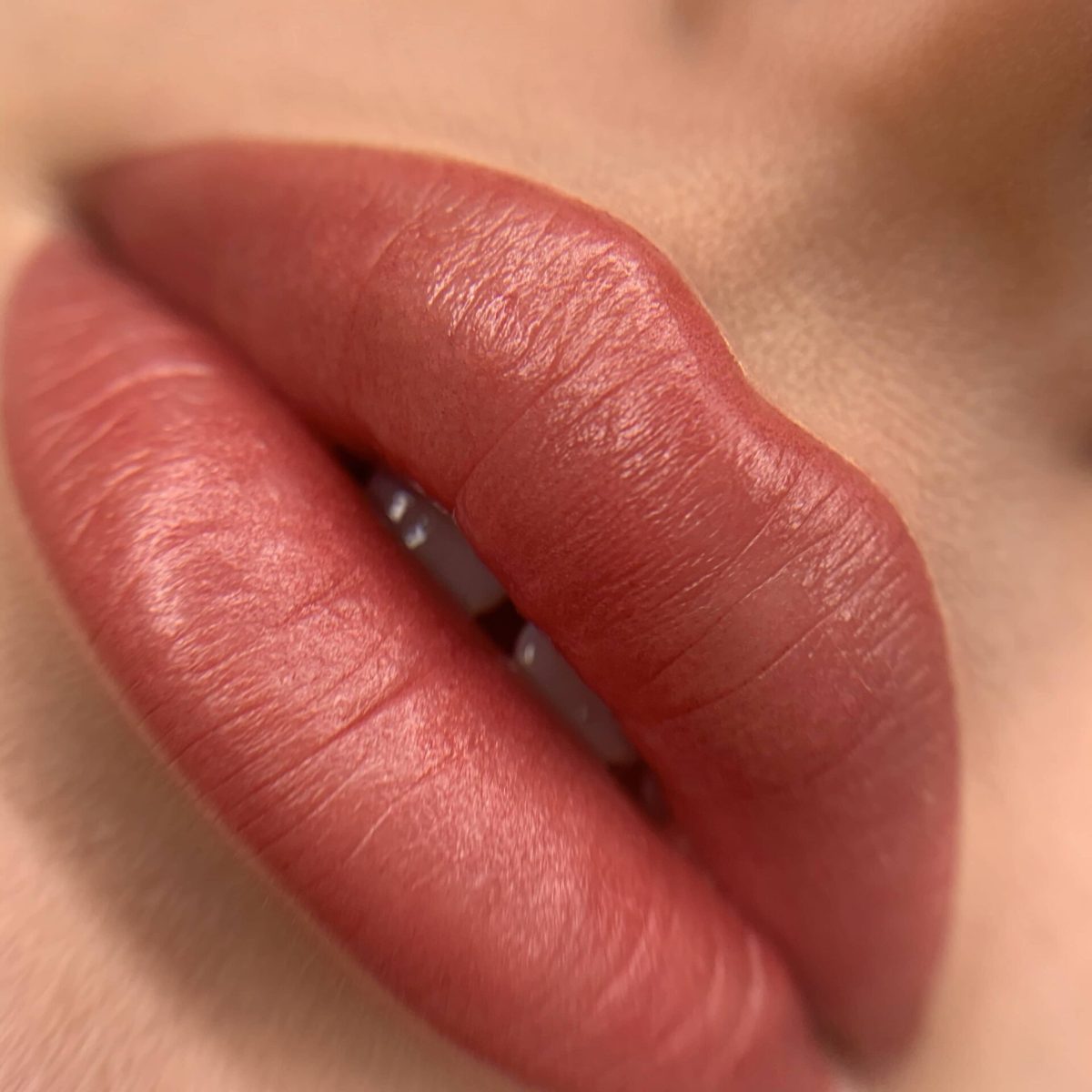Trucco permanente labbra rosso corallo, primo piano