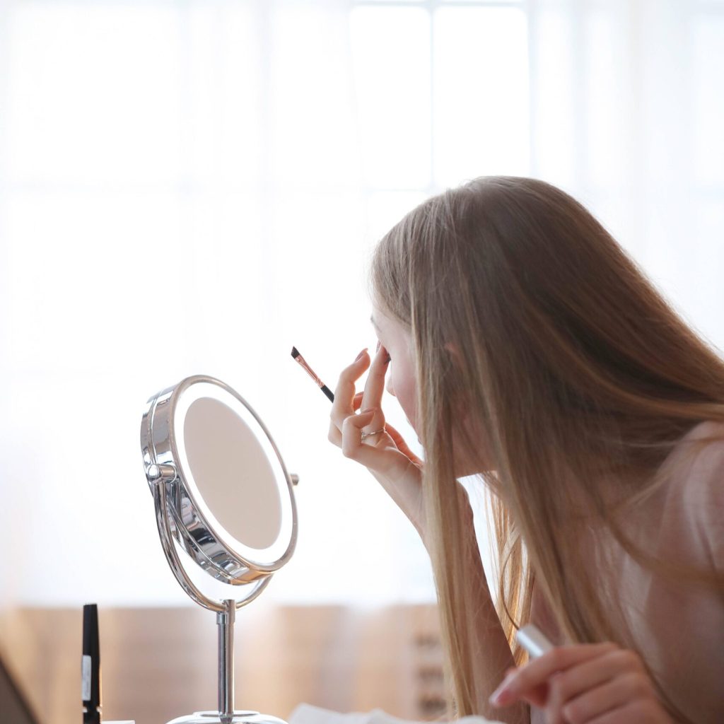 Donna che si trucca durante il corso di self make-up